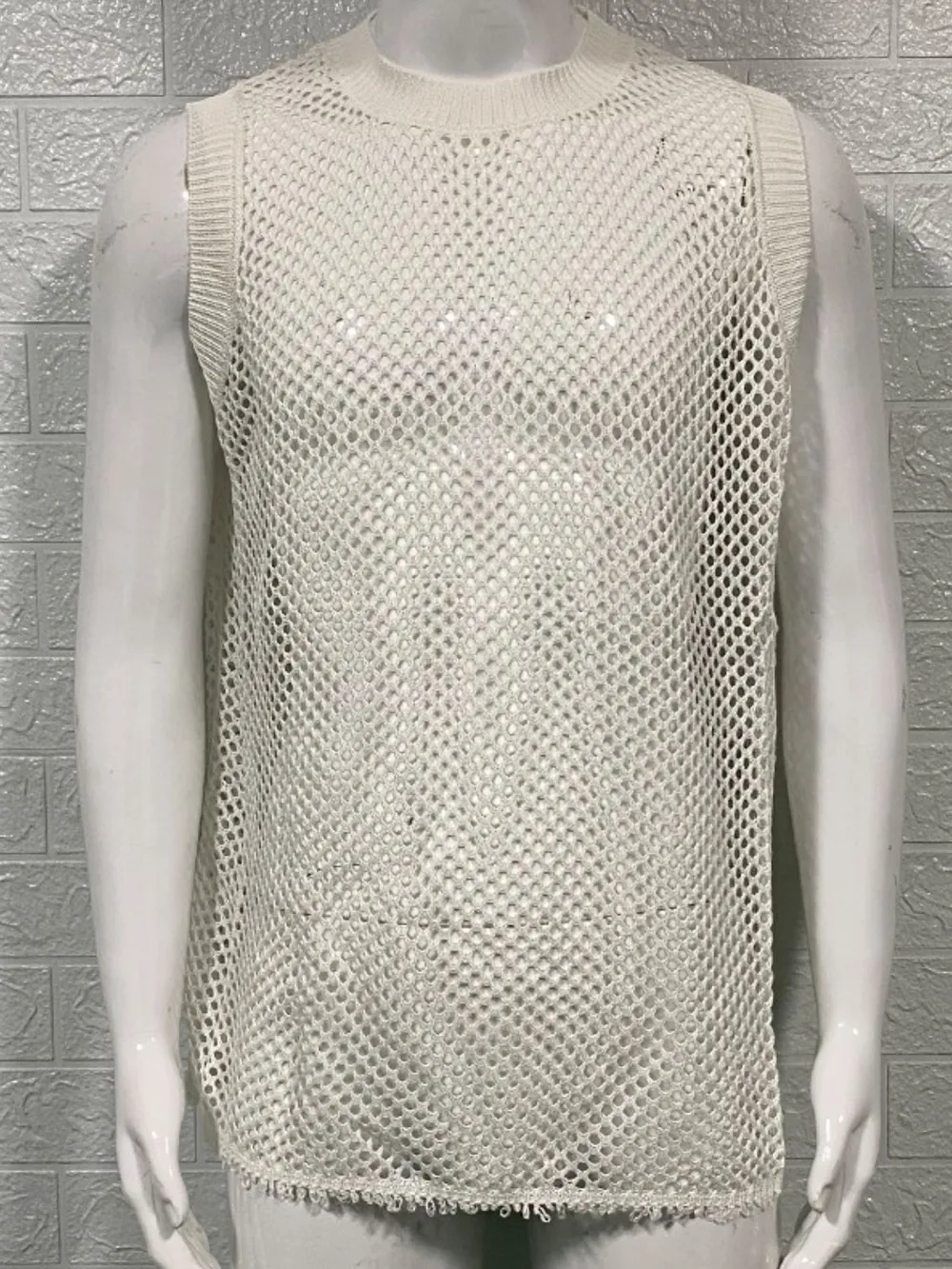 Men's Round Neck Hollow Out Sleeveless Knit Top, image 2