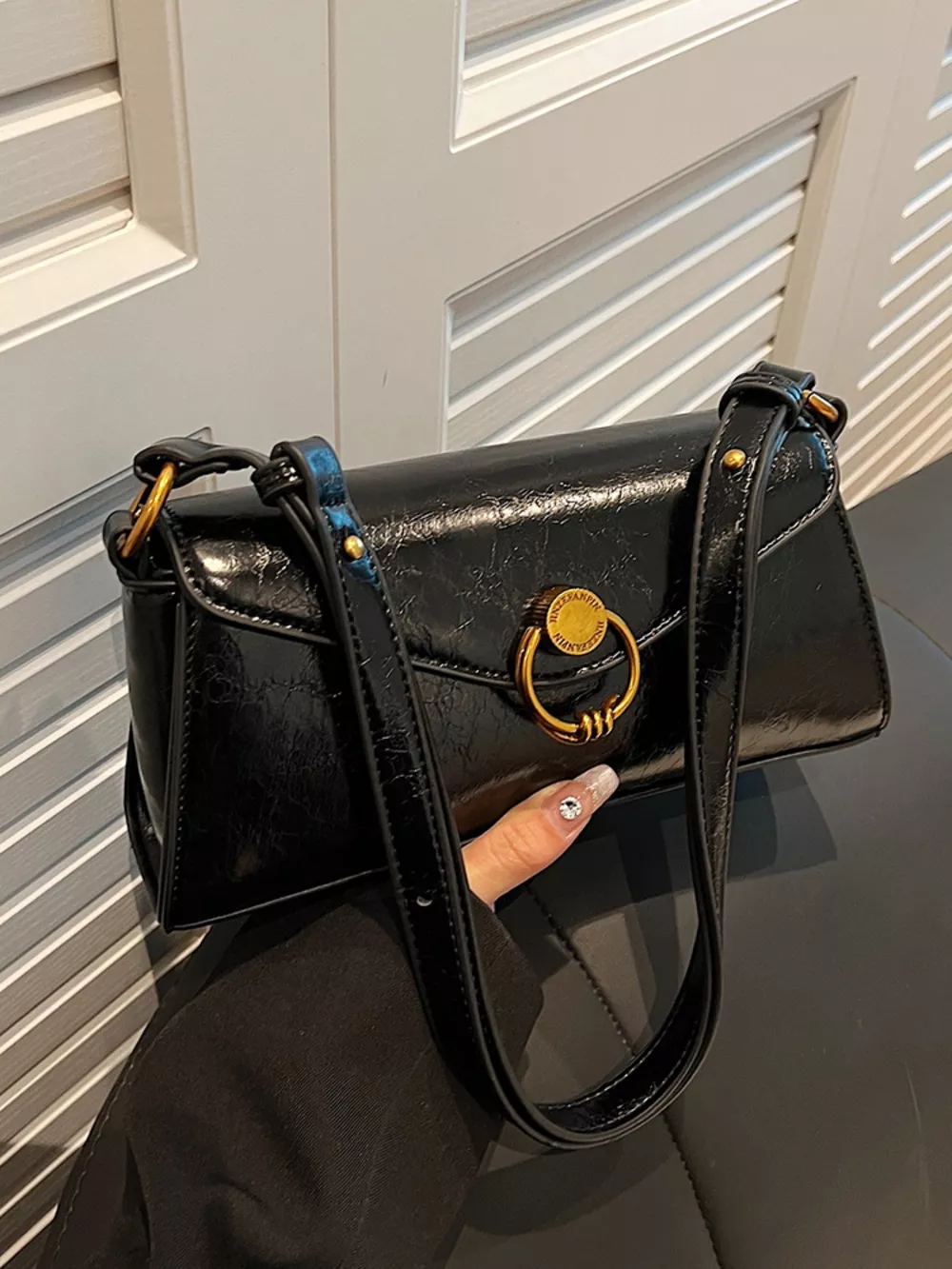 Retro Ring Decor Shoulder Bag