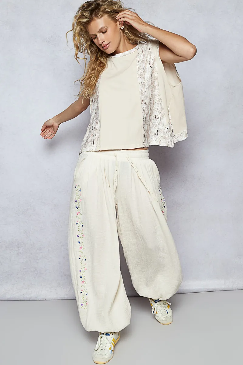 Round Neck Sleeveless Top with Floral Contrast, image 6