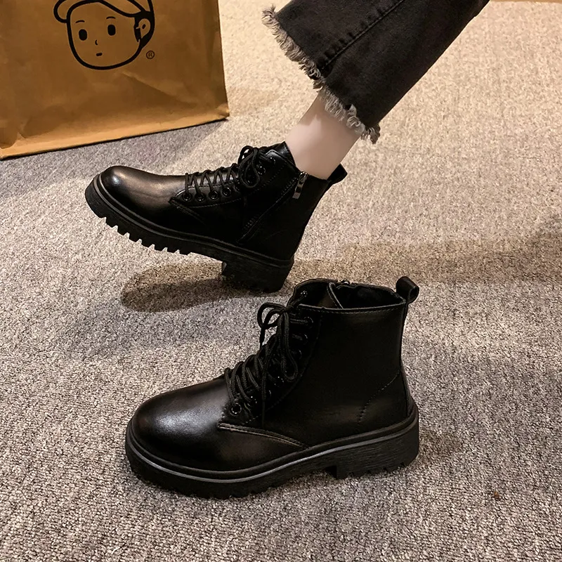 Round-Toe Lace-Up Martin boots