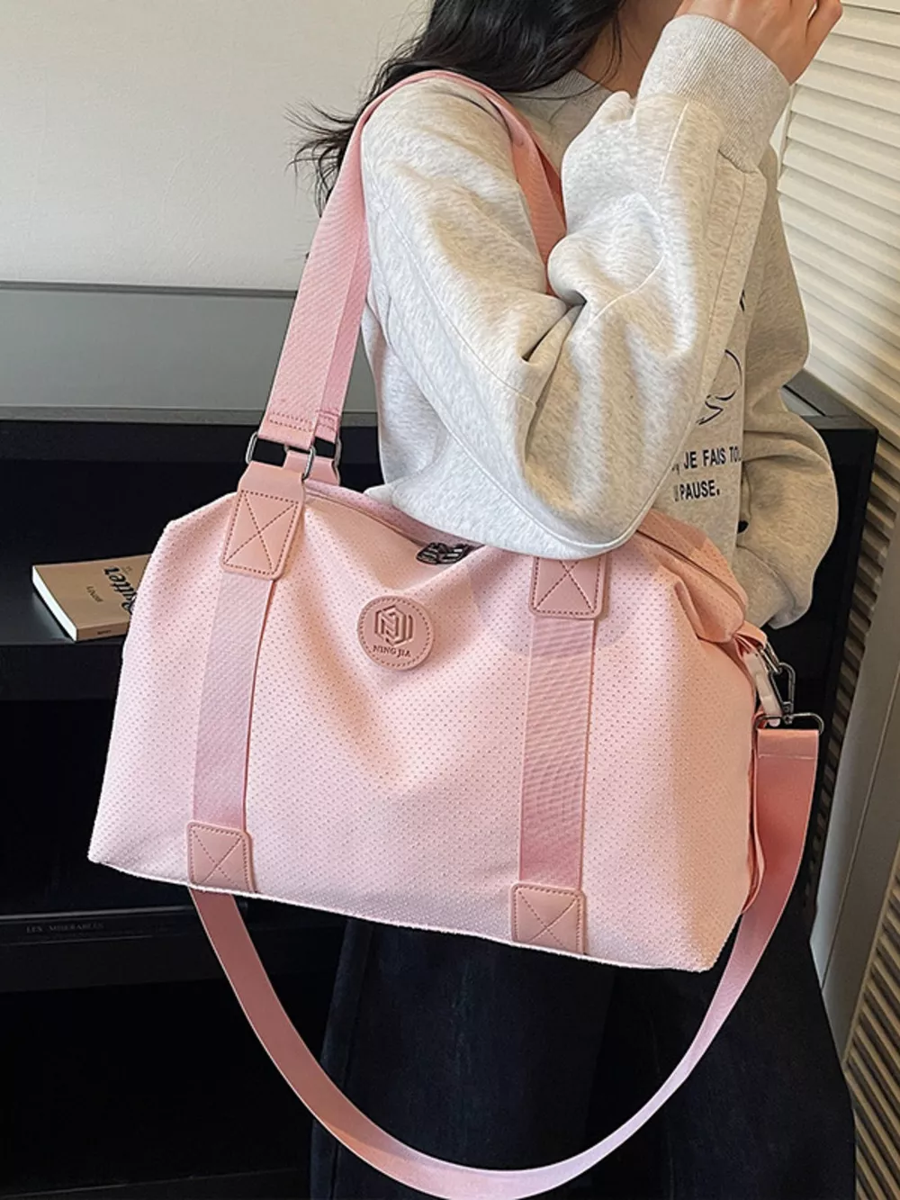 Lightweight Duffle Bag with Adjustable Strap, image 5