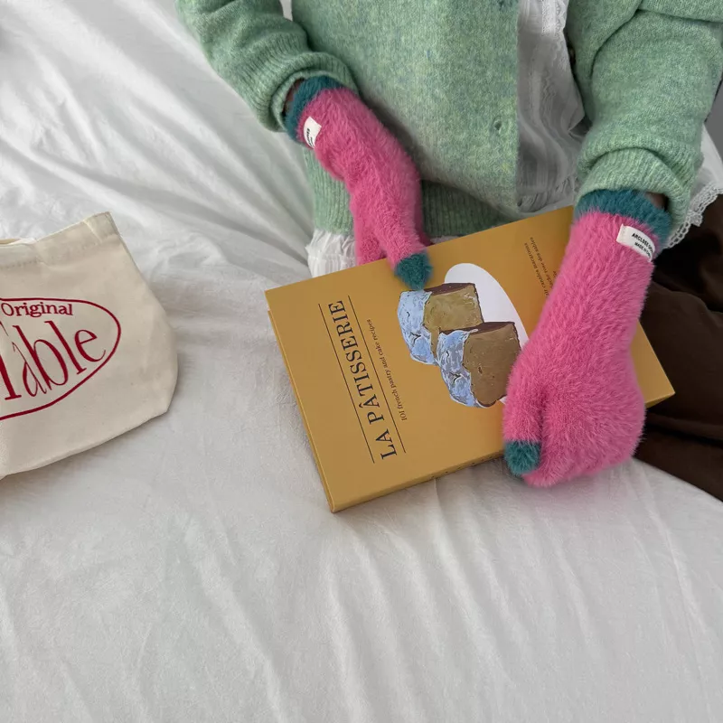 Warm Plush Contrast Knitted Gloves, image 4