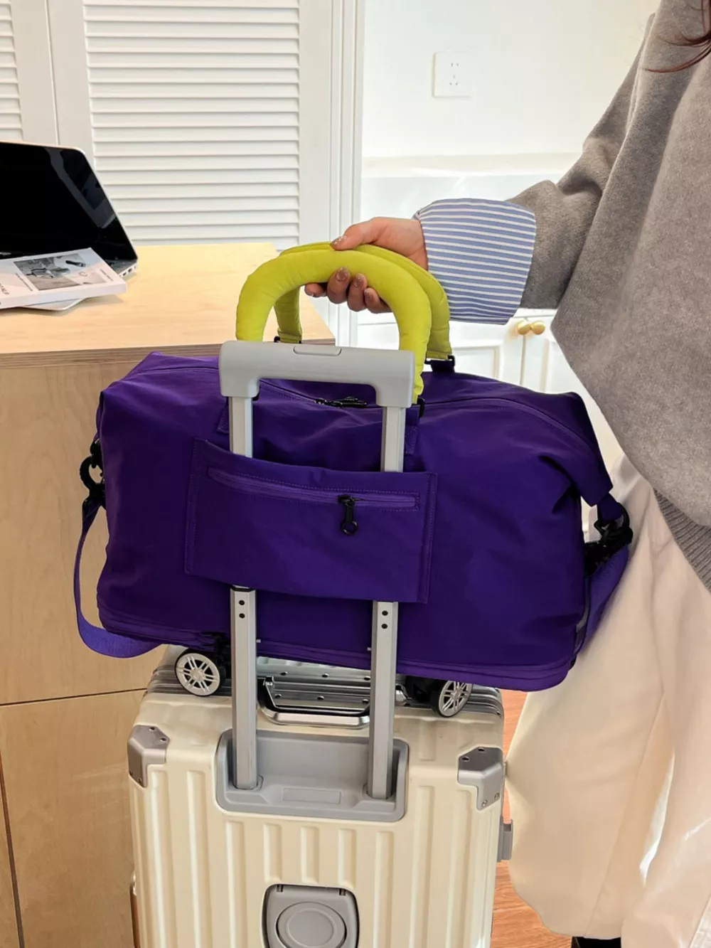 Contrast Handle Travel Bag, image 2