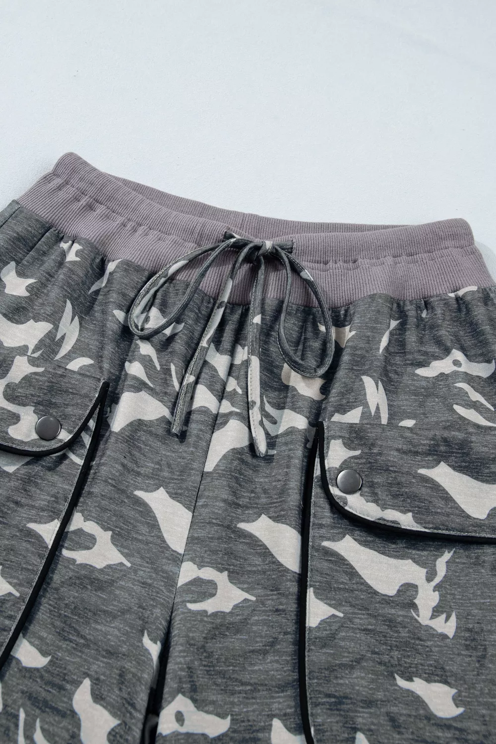Multicolour Drawstring Contrast Waistband Camouflage Cargo Barrel Pants, image 8