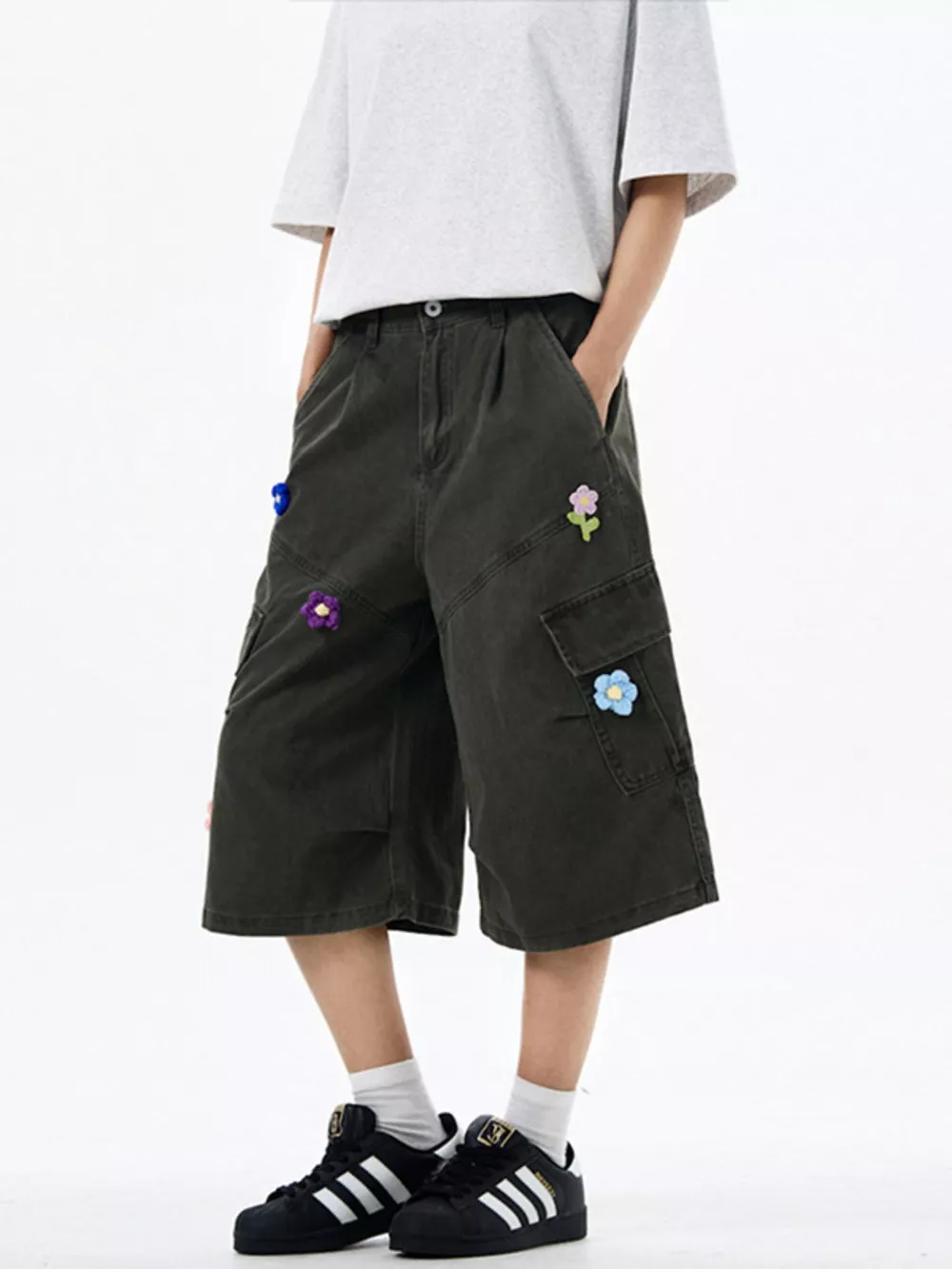 Men's Floral Appliqued Wide-Leg Cargo Shorts, image 2