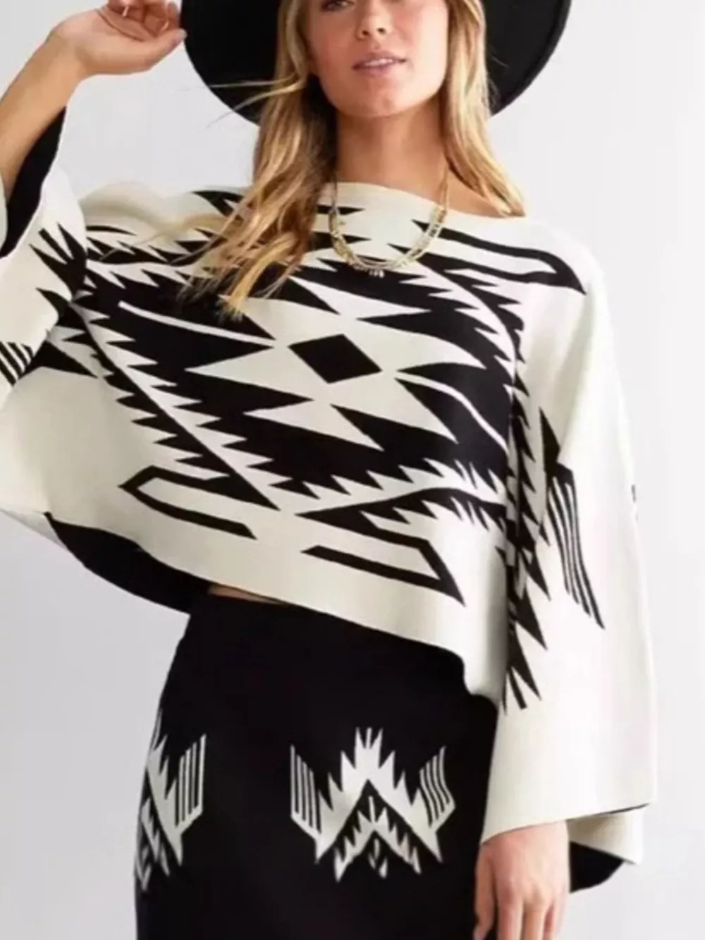 Geometric Pattern Cropped Knit Top