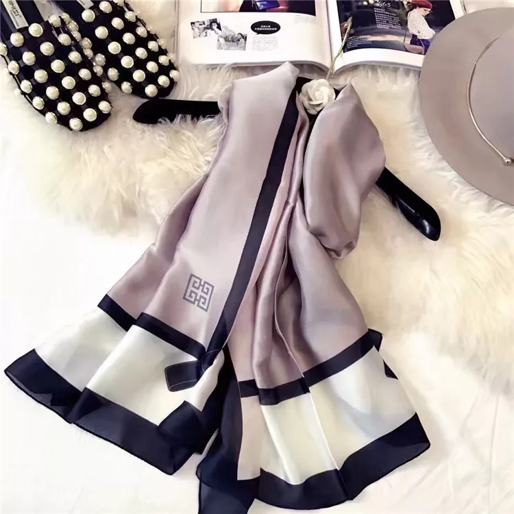 Contrast Trim Scarf, image 3