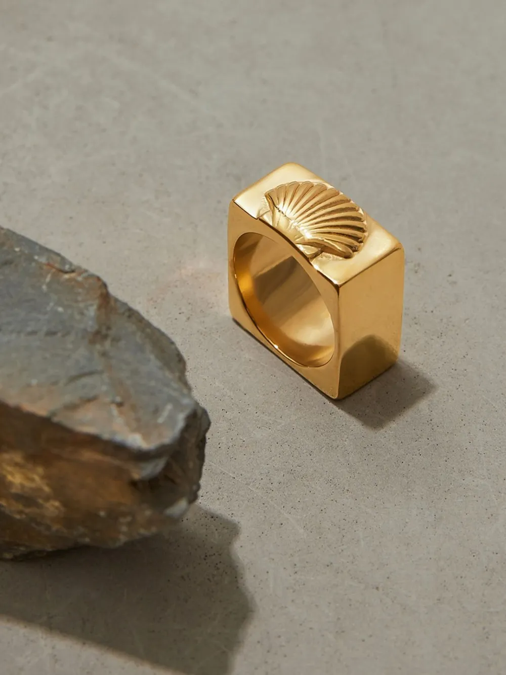 Vintage Shell Pattern Gold Signet Ring, image 4