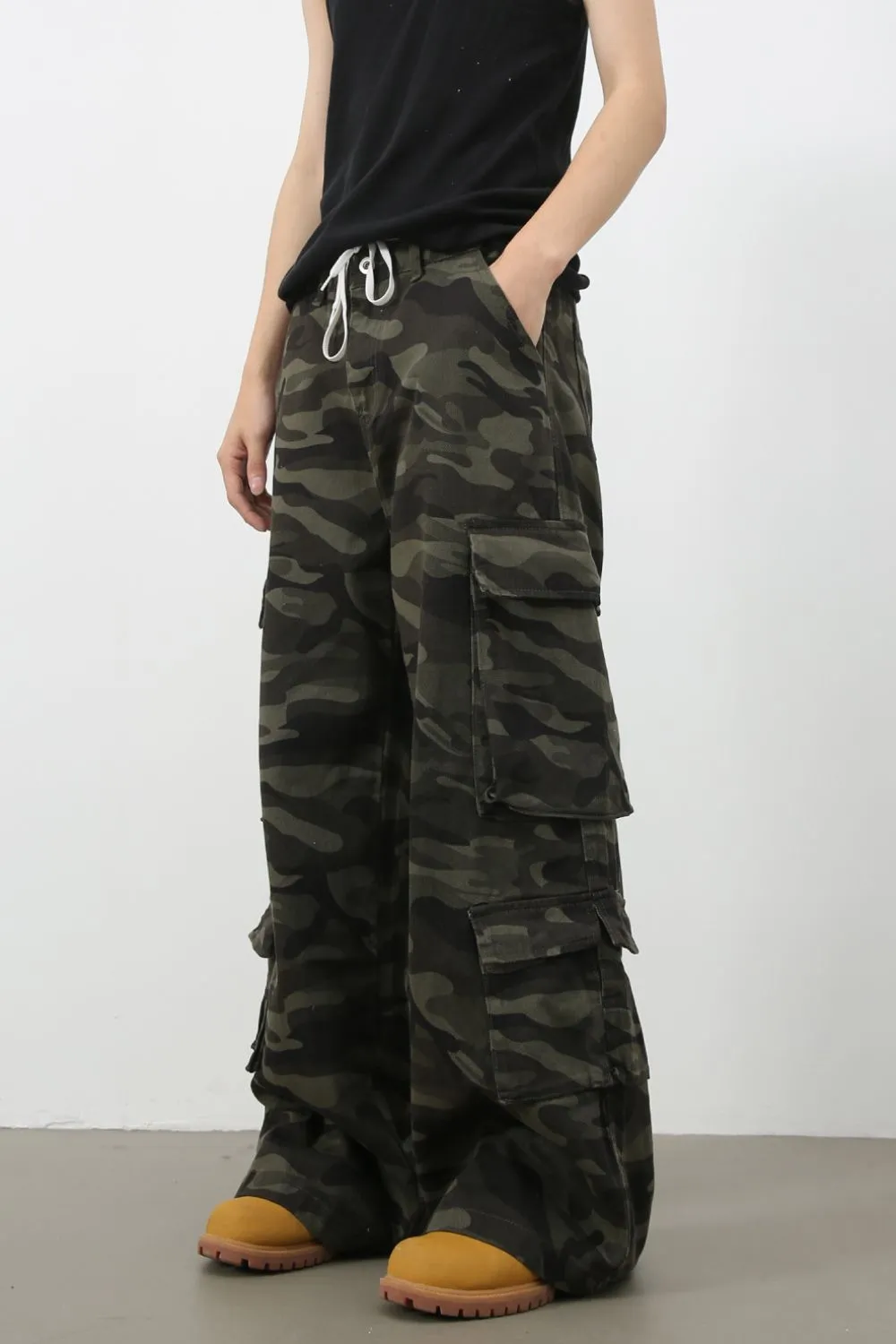 Men's Camouflage Wide Leg Jeans with Cargo Pockets, image 2
