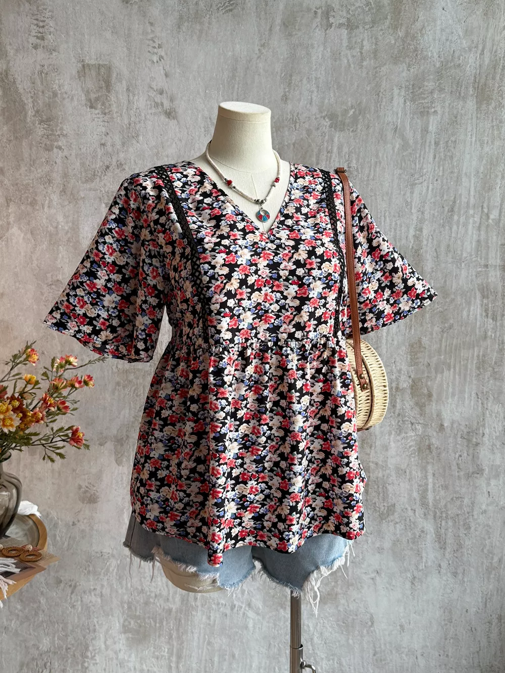 Plus Size Floral Print V-Neck Short Sleeve Blouse, image 2