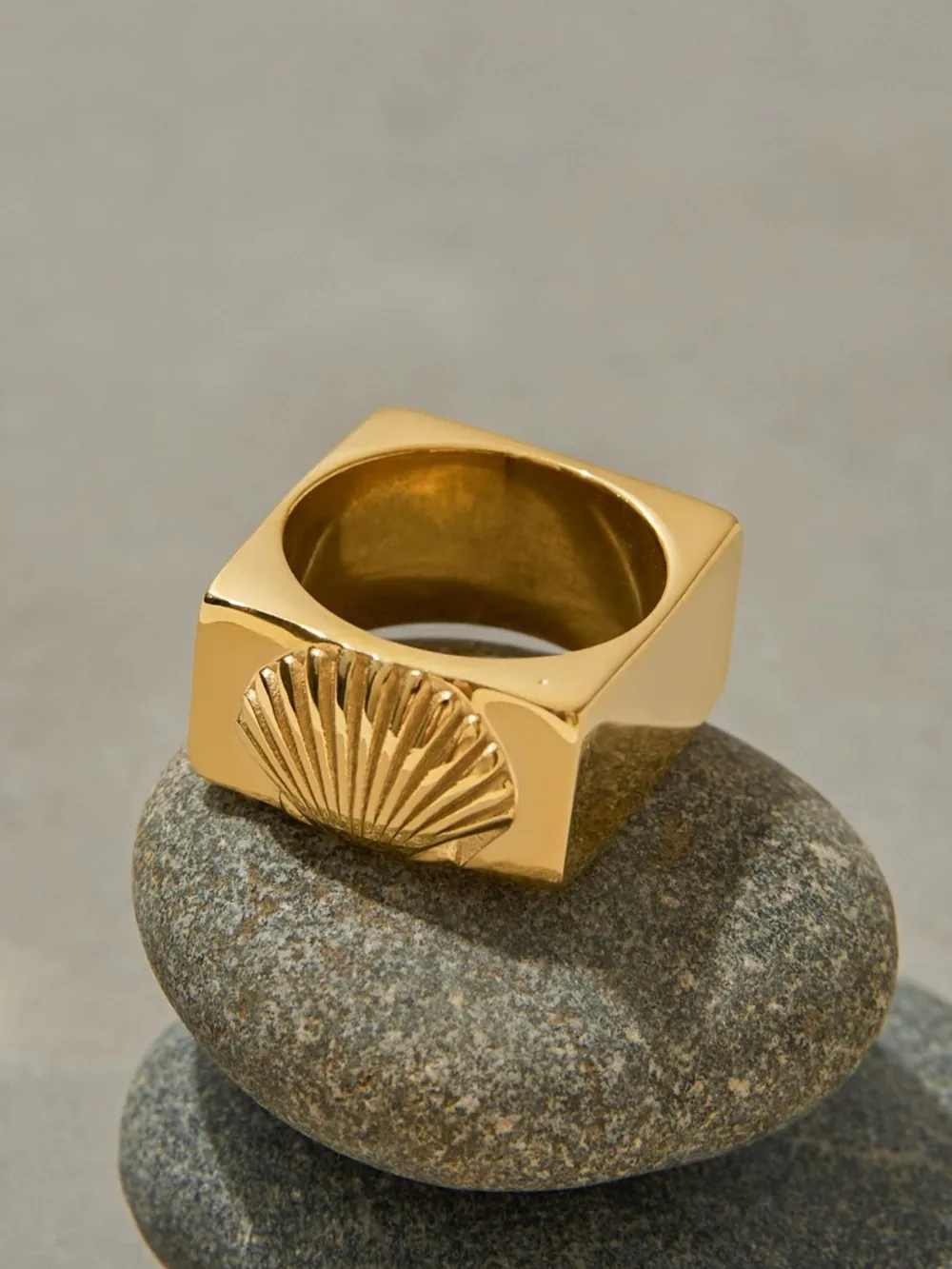 Vintage Shell Pattern Gold Signet Ring, image 5