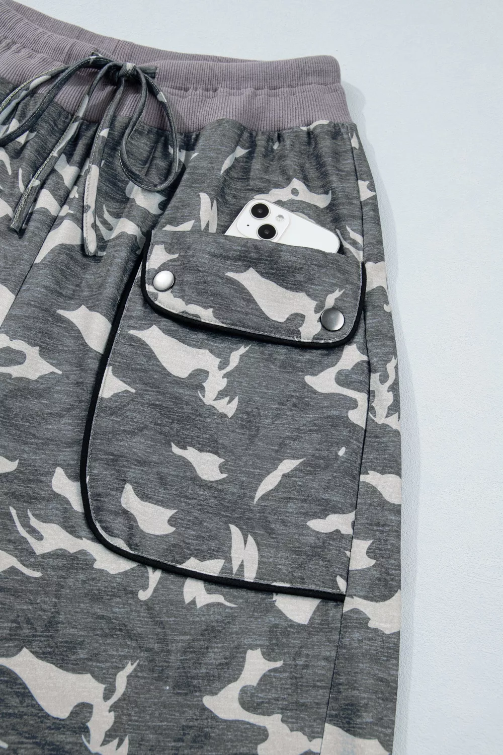 Multicolour Drawstring Contrast Waistband Camouflage Cargo Barrel Pants, image 10
