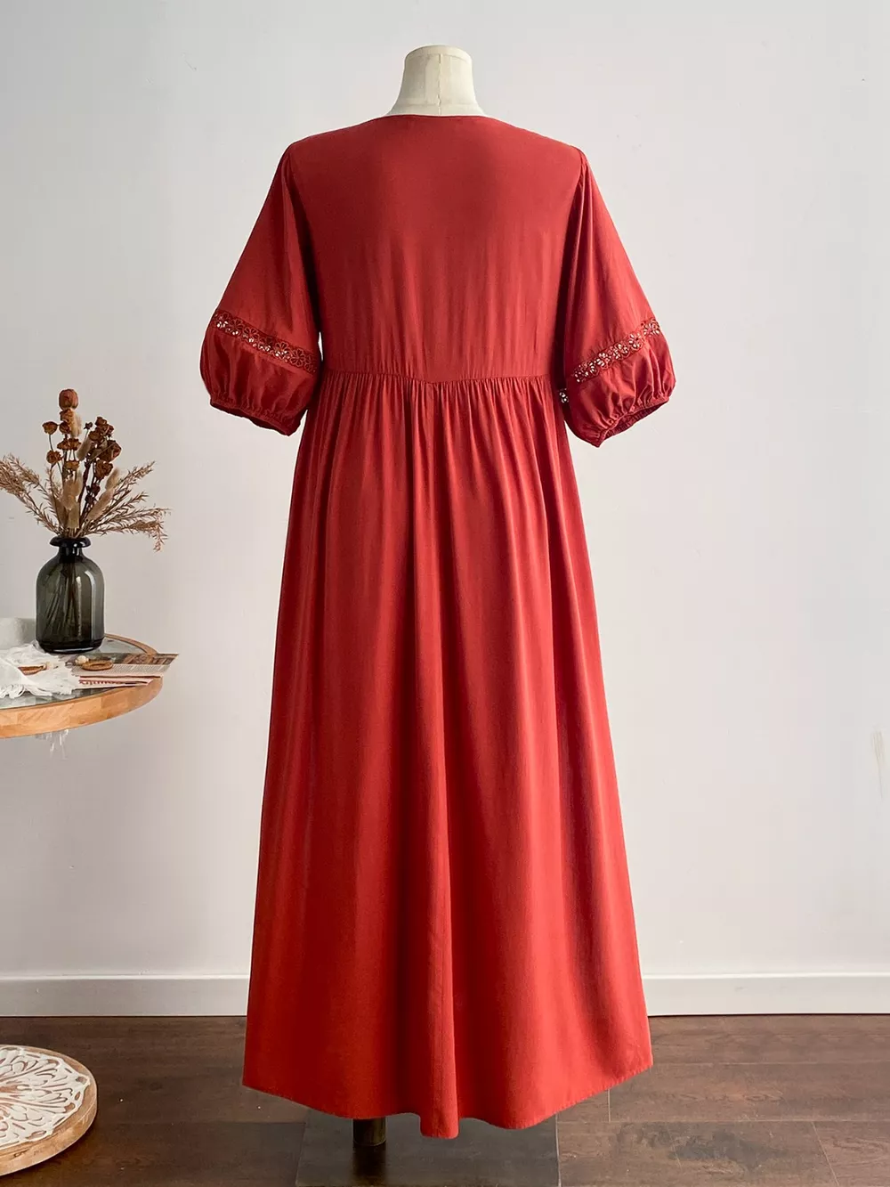 Plus Size Tie Neck Puff Sleeve Midi Dress with Lace Trim, image 4