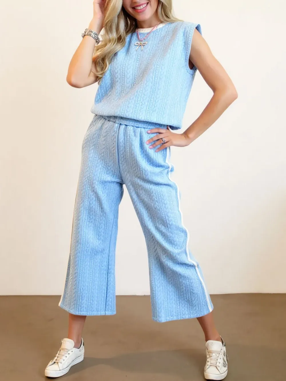 Full Size Texture Contrast Trim Round Neck Top and Pants Set, image 3