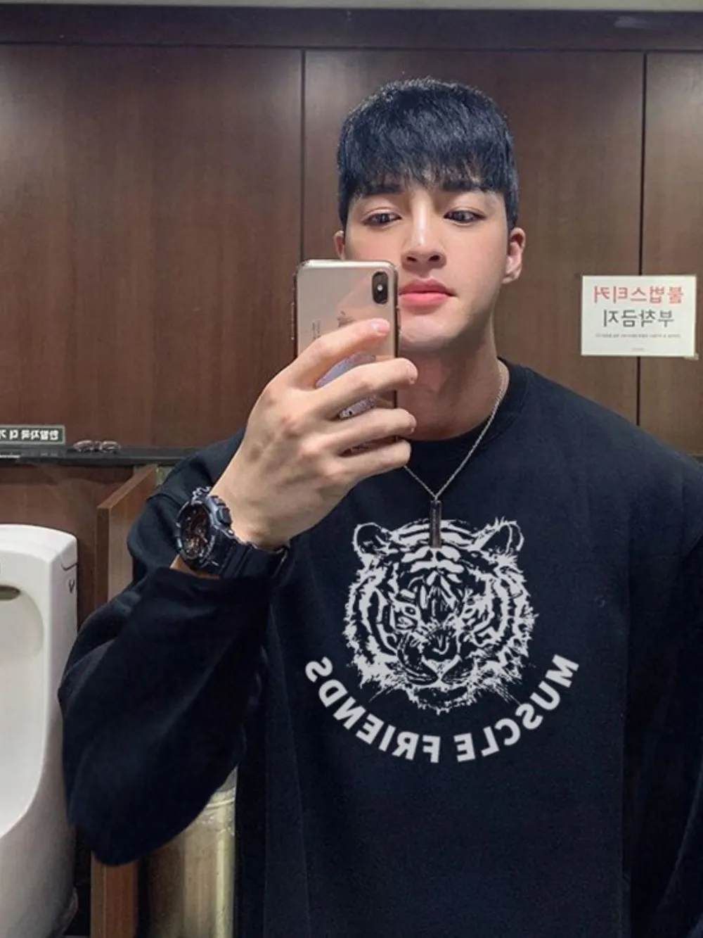 Men's Round Neck Graphic Long Sleeve T-Shirt