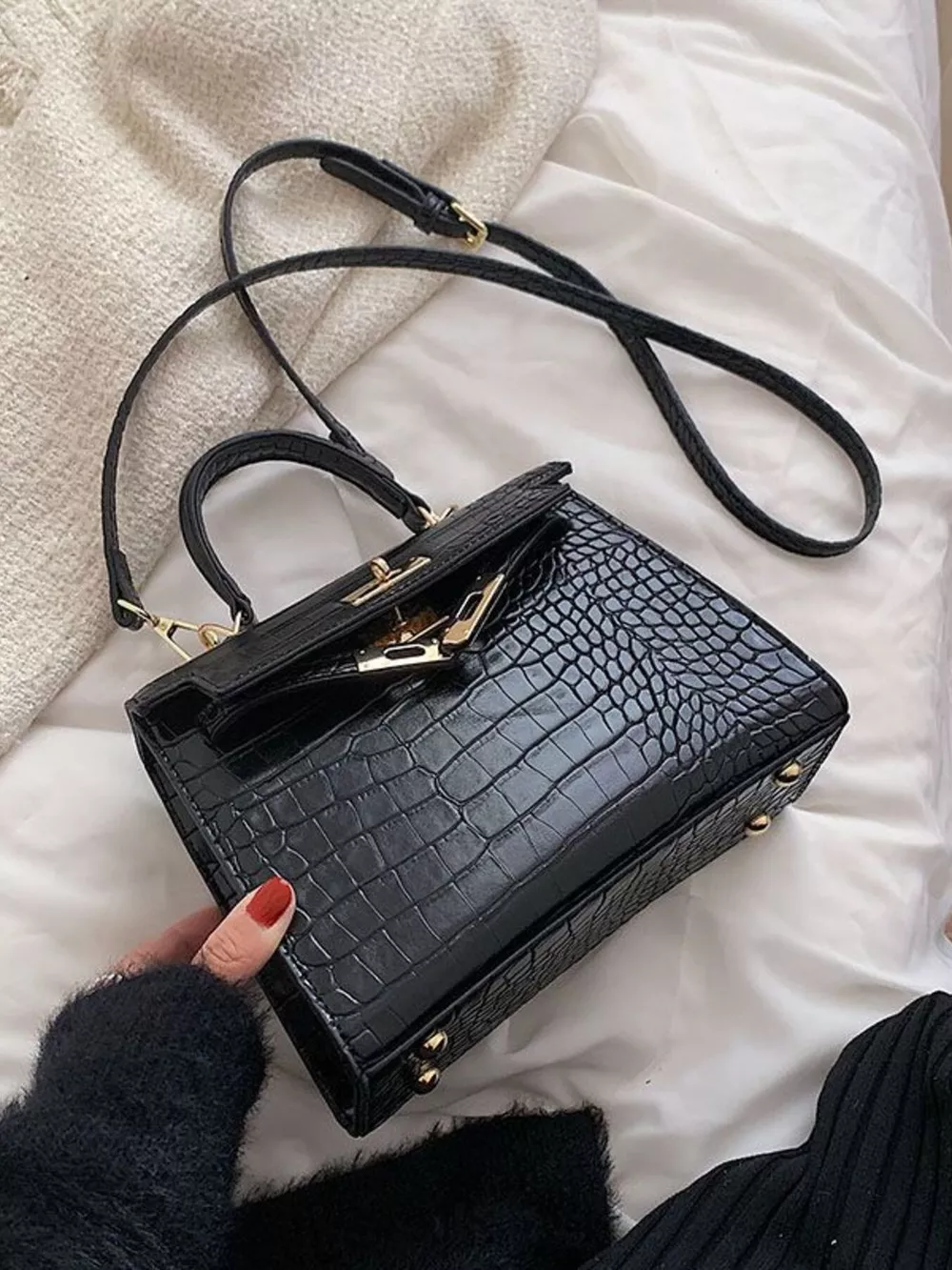 Crocodile Pattern Flap Crossbody Bag
