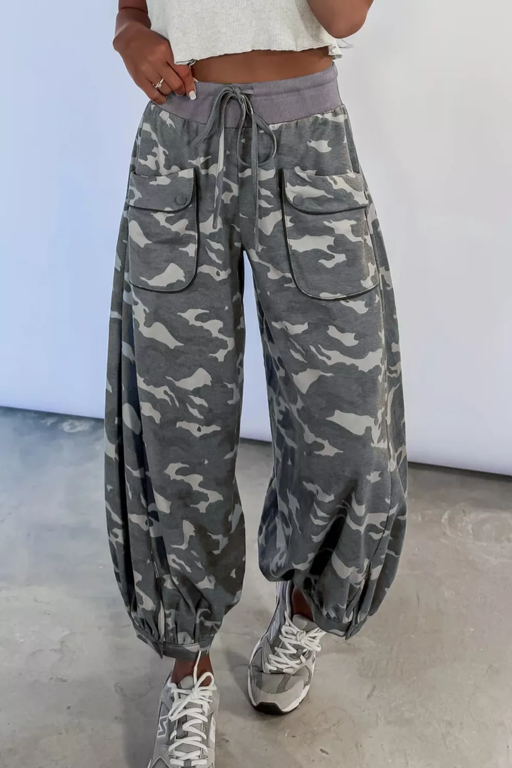 Multicolour Drawstring Contrast Waistband Camouflage Cargo Barrel Pants, image 3