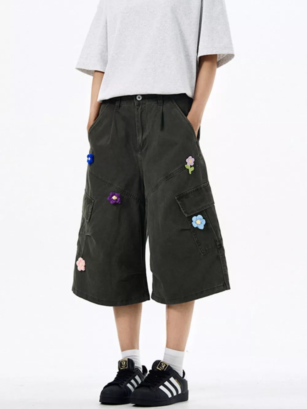 Men's Floral Appliqued Wide-Leg Cargo Shorts