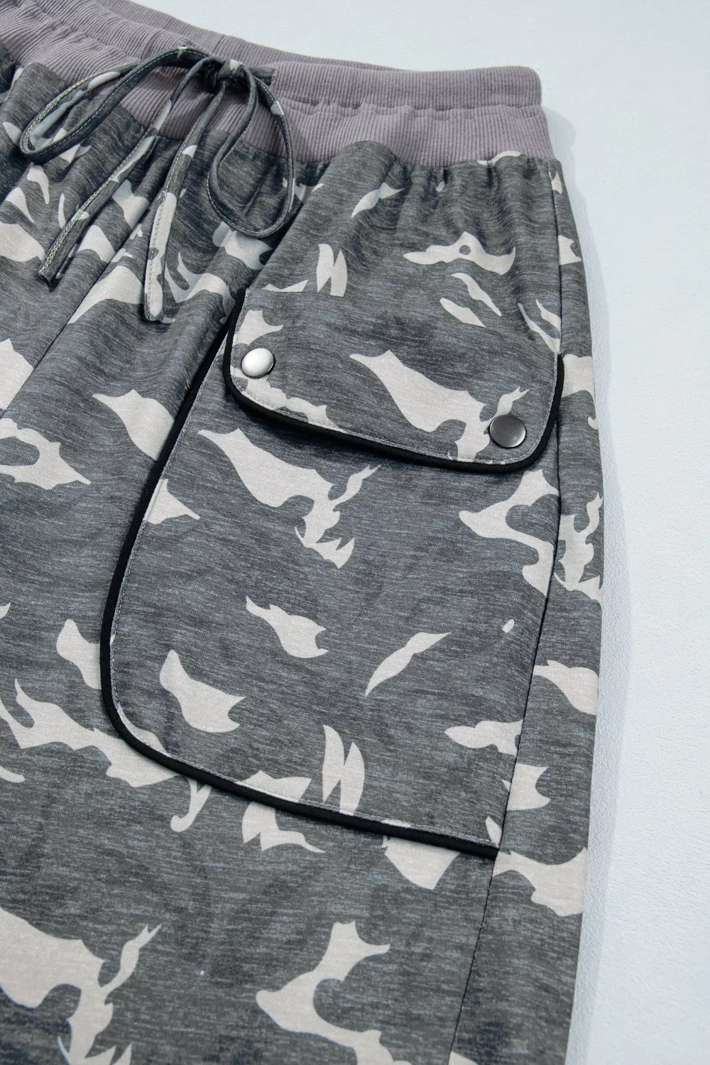 Multicolour Drawstring Contrast Waistband Camouflage Cargo Barrel Pants, image 9
