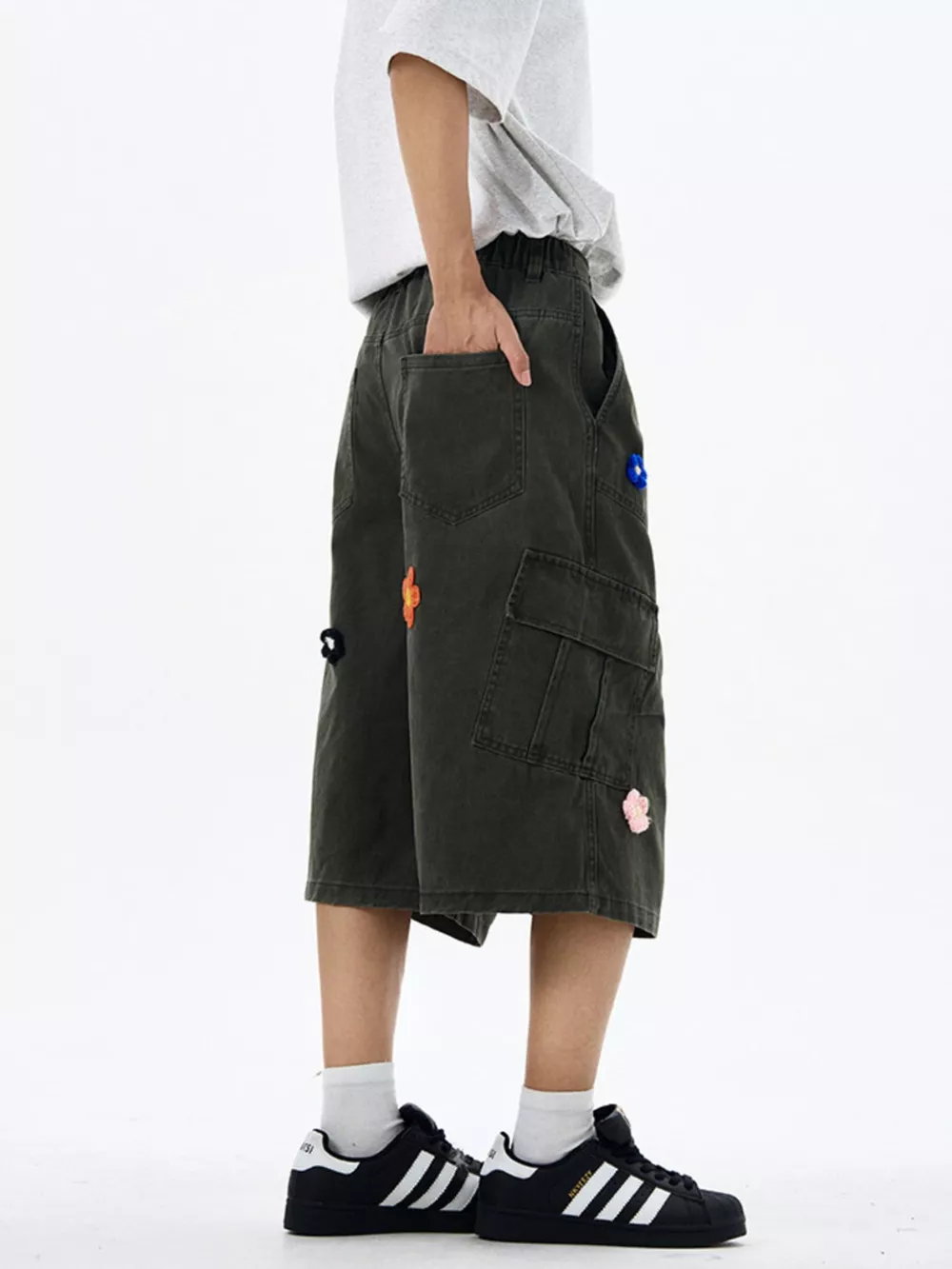 Men's Floral Appliqued Wide-Leg Cargo Shorts, image 3