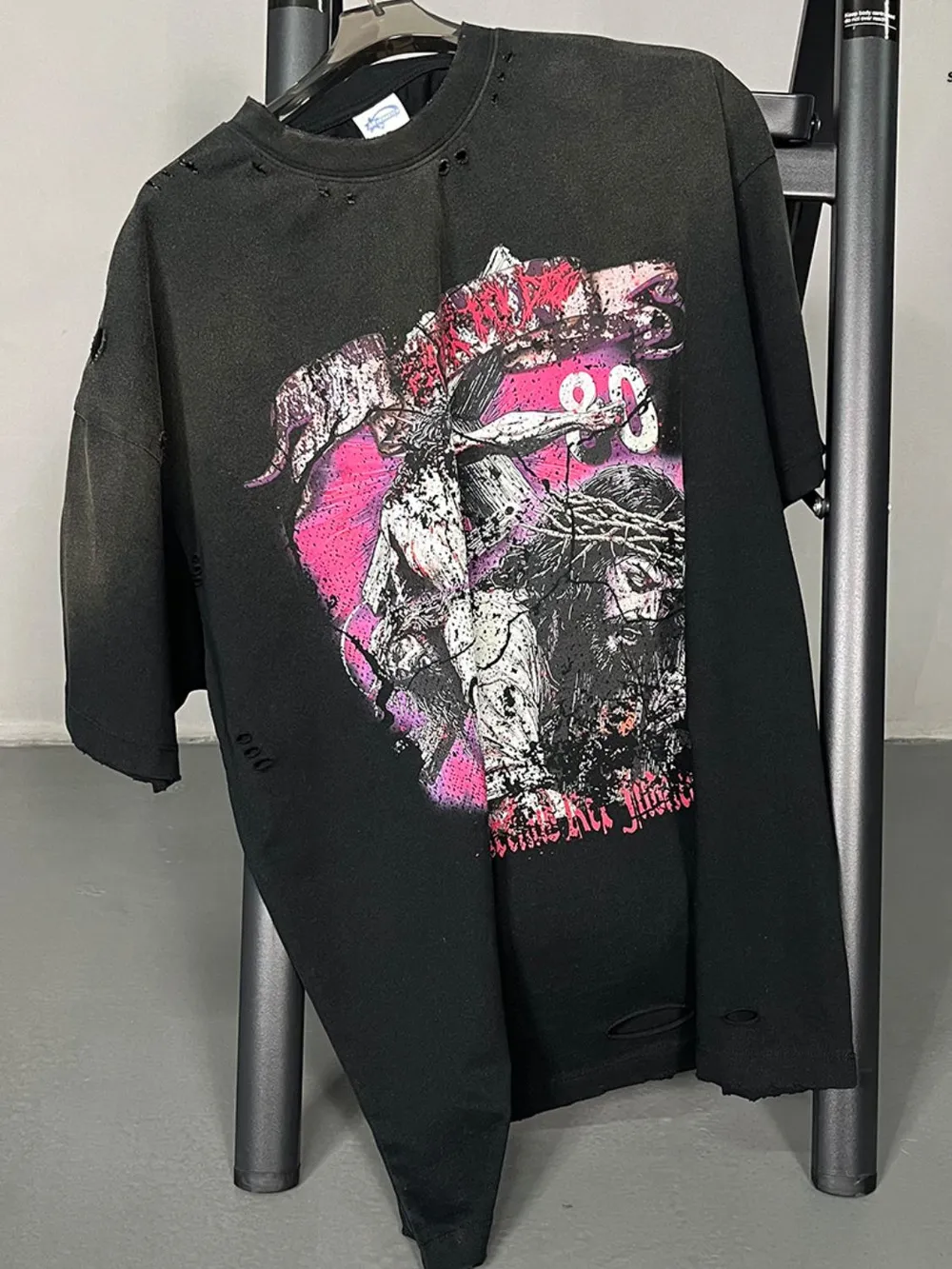Men's Distressed Detail Round Neck Graphic T-Shirt