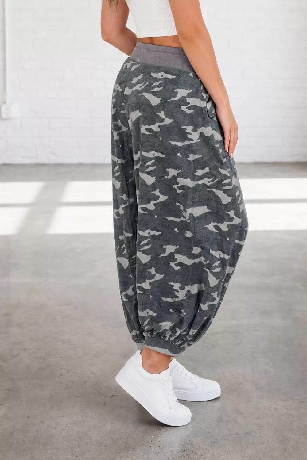 Multicolour Drawstring Contrast Waistband Camouflage Cargo Barrel Pants, image 4