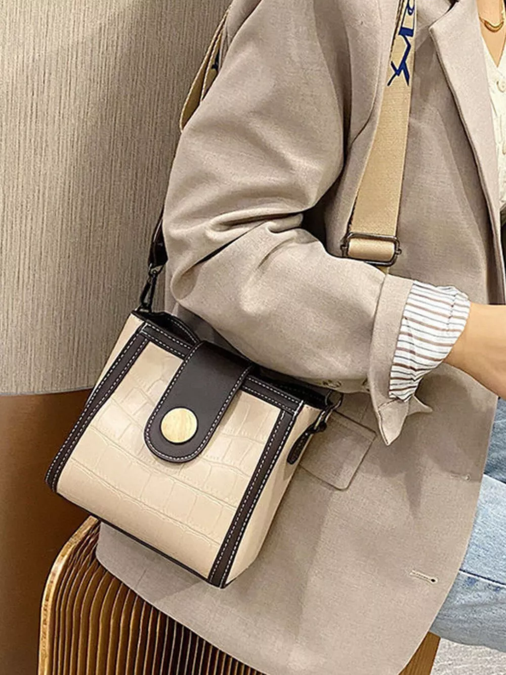 Crocodile Pattern Wide Strap Crossbody Bag, image 9