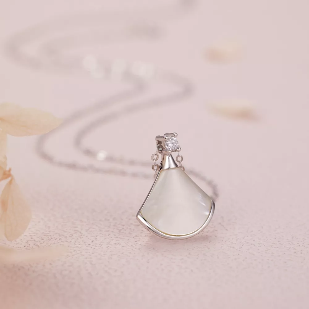 Fan-Shaped Mother of Pearl Pendant Necklace, image 3