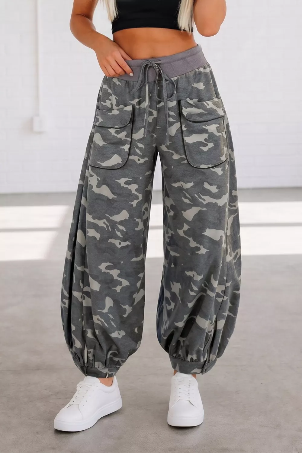Multicolour Drawstring Contrast Waistband Camouflage Cargo Barrel Pants, image 2