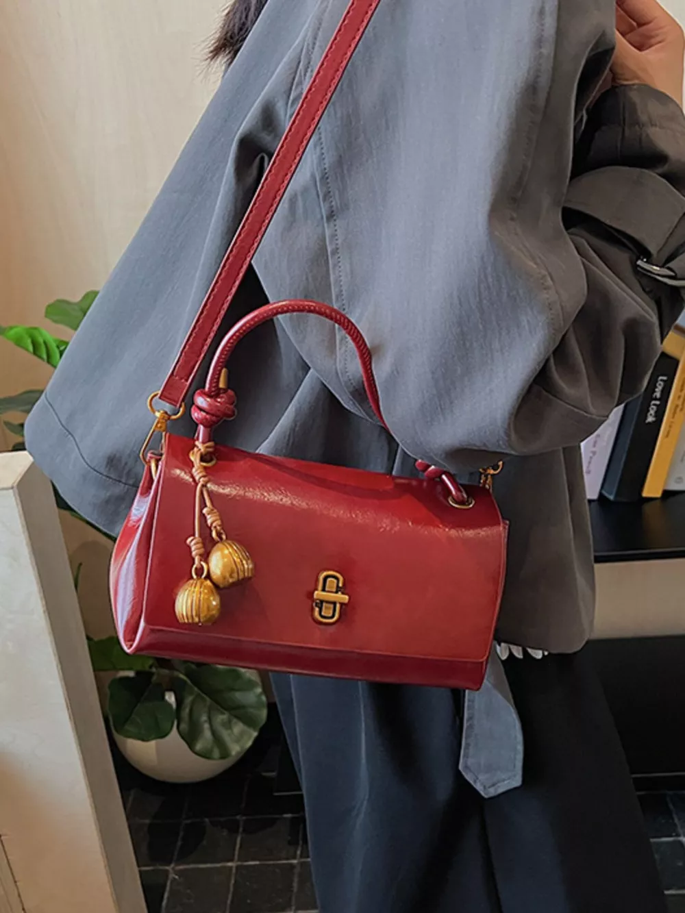 Chic PU Leather Crossbody Bag with Gold Accents, image 5