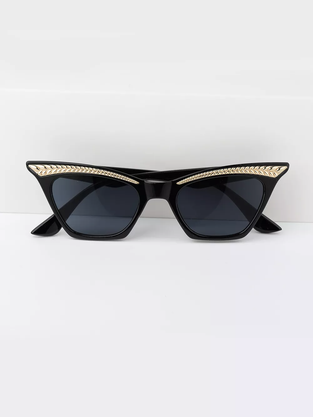Chic Cat-Eye Sunglasses with Embellished Temple, image 4