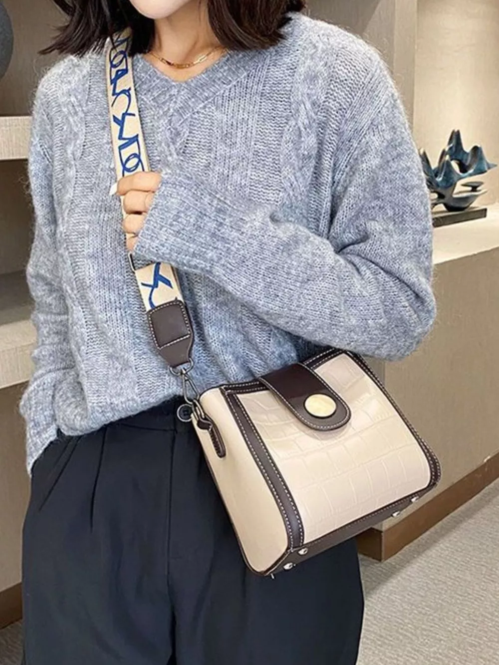 Crocodile Pattern Wide Strap Crossbody Bag, image 8