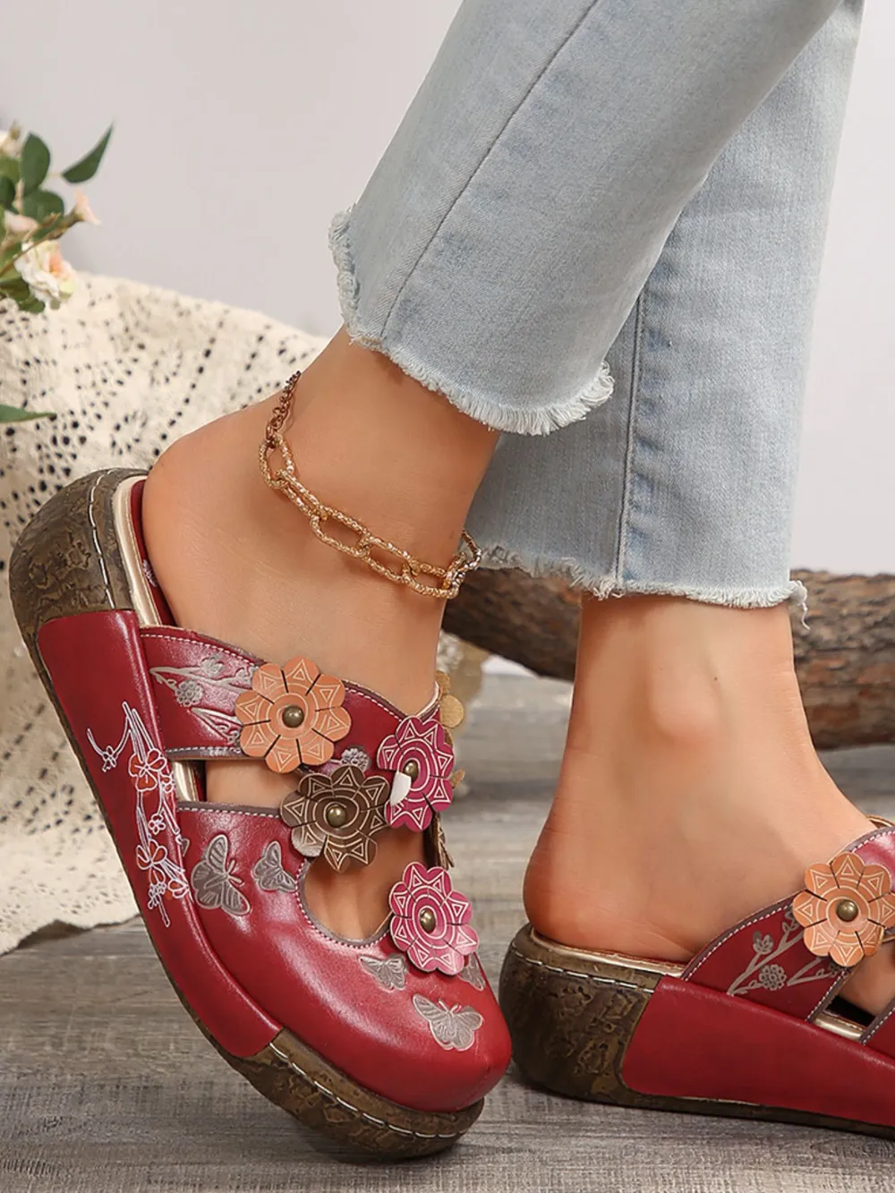 Floral Round Neck Sandals, image 2