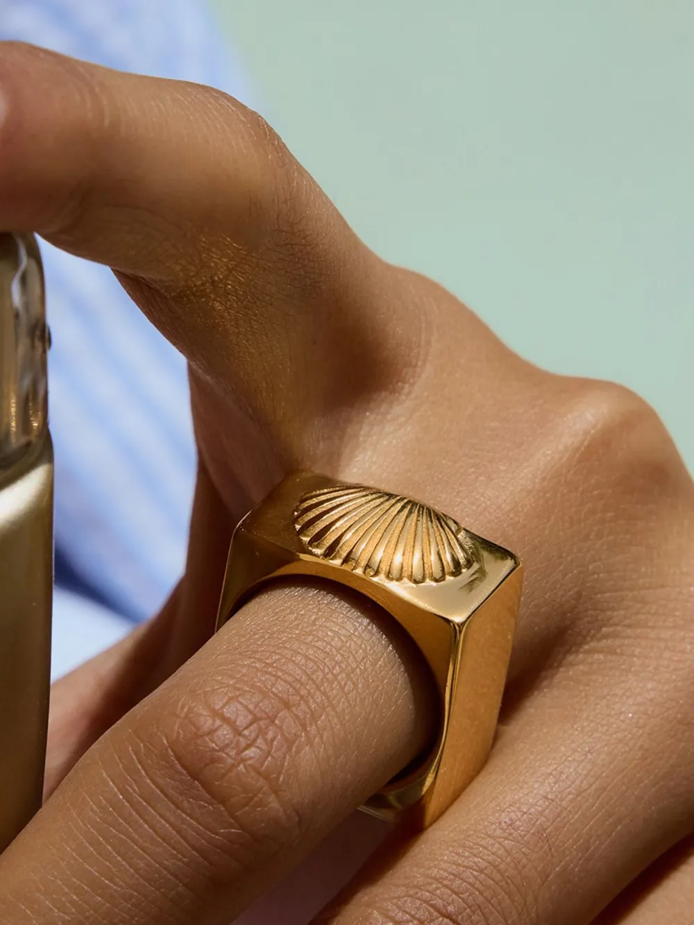 Vintage Shell Pattern Gold Signet Ring