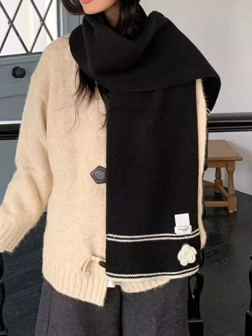 Contrast Trim Knitted Scarf with Camellia Decorn, image 5
