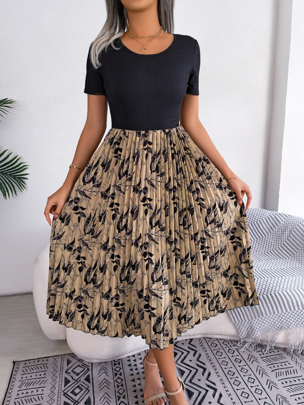 Printed Round Neck Pleated Dress, image 2