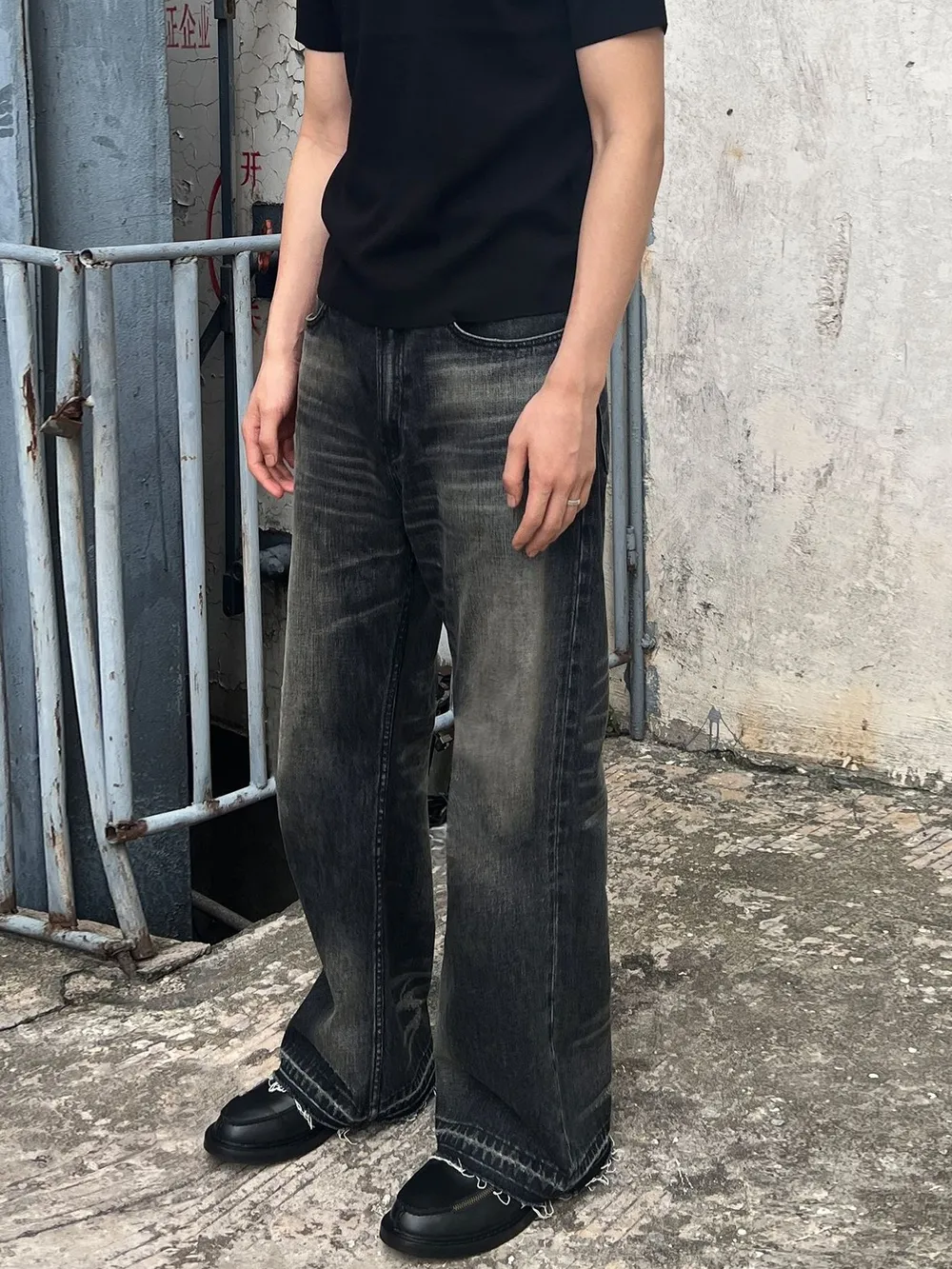 Men's Vintage Washed Frayed Hem Jeans, image 2