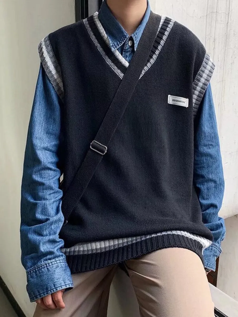 Men's Contrast Trim Sweater Vest, image 3