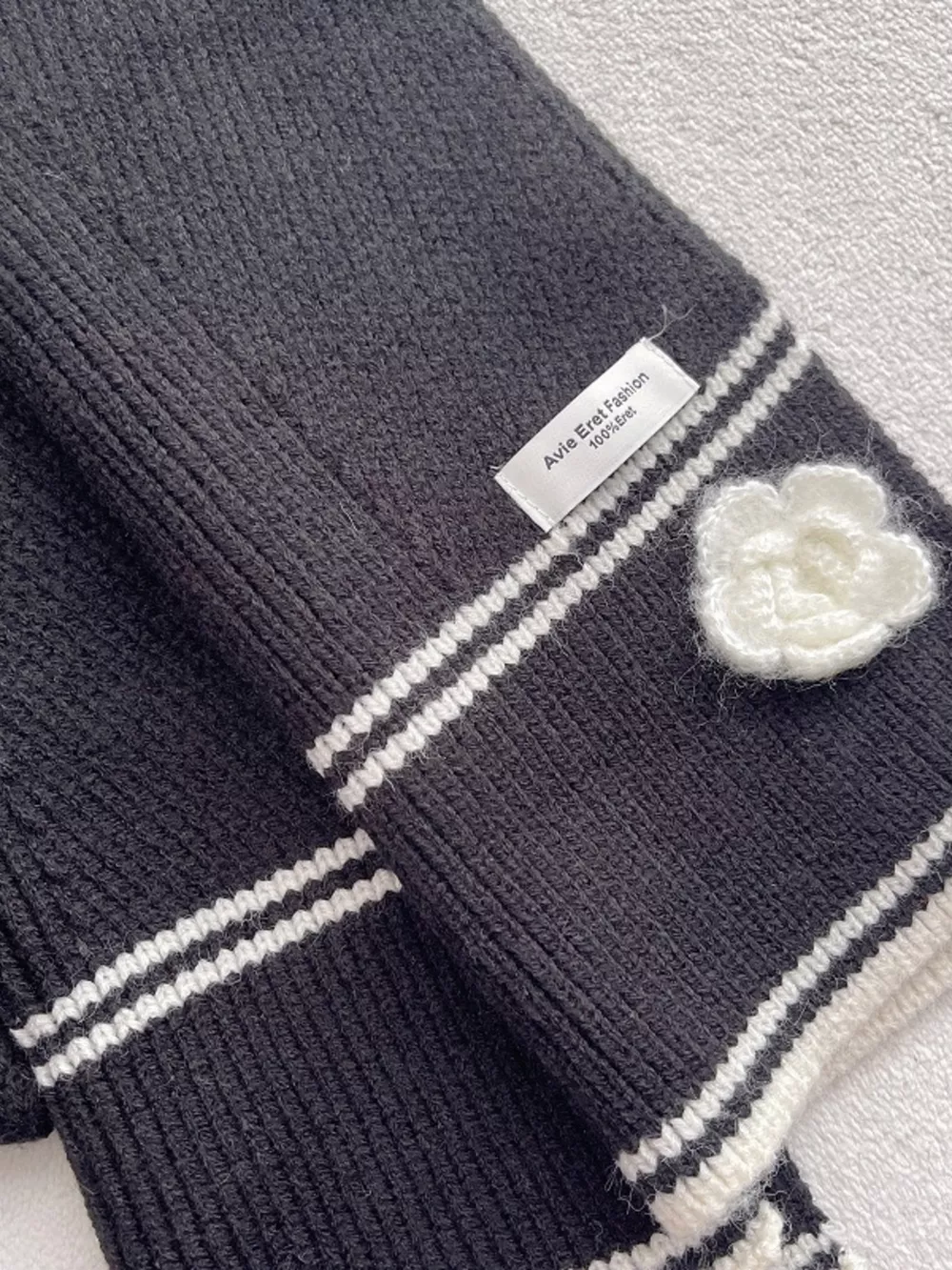 Contrast Trim Knitted Scarf with Camellia Decorn, image 3