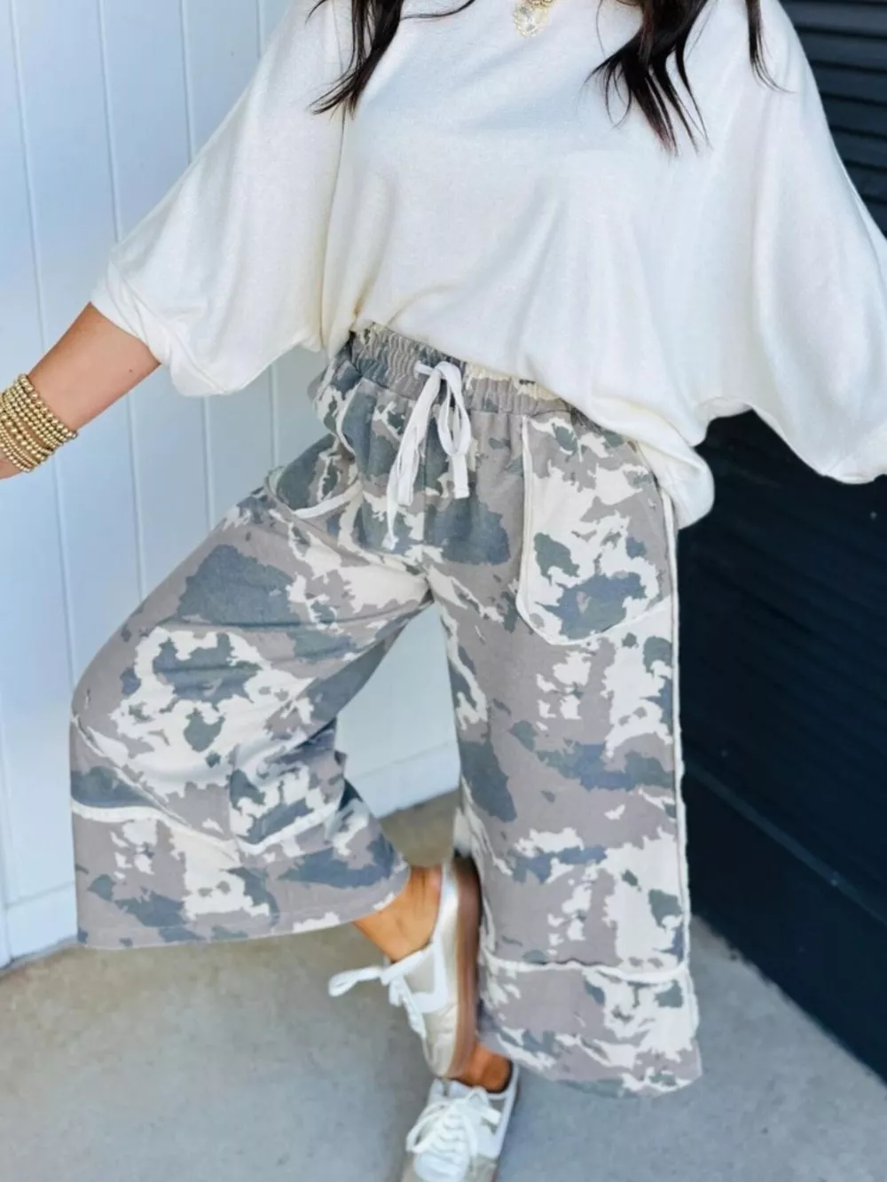 Camouflage Print Contrast Lace-up Raw Edge Pocketed Loose Pants, image 2