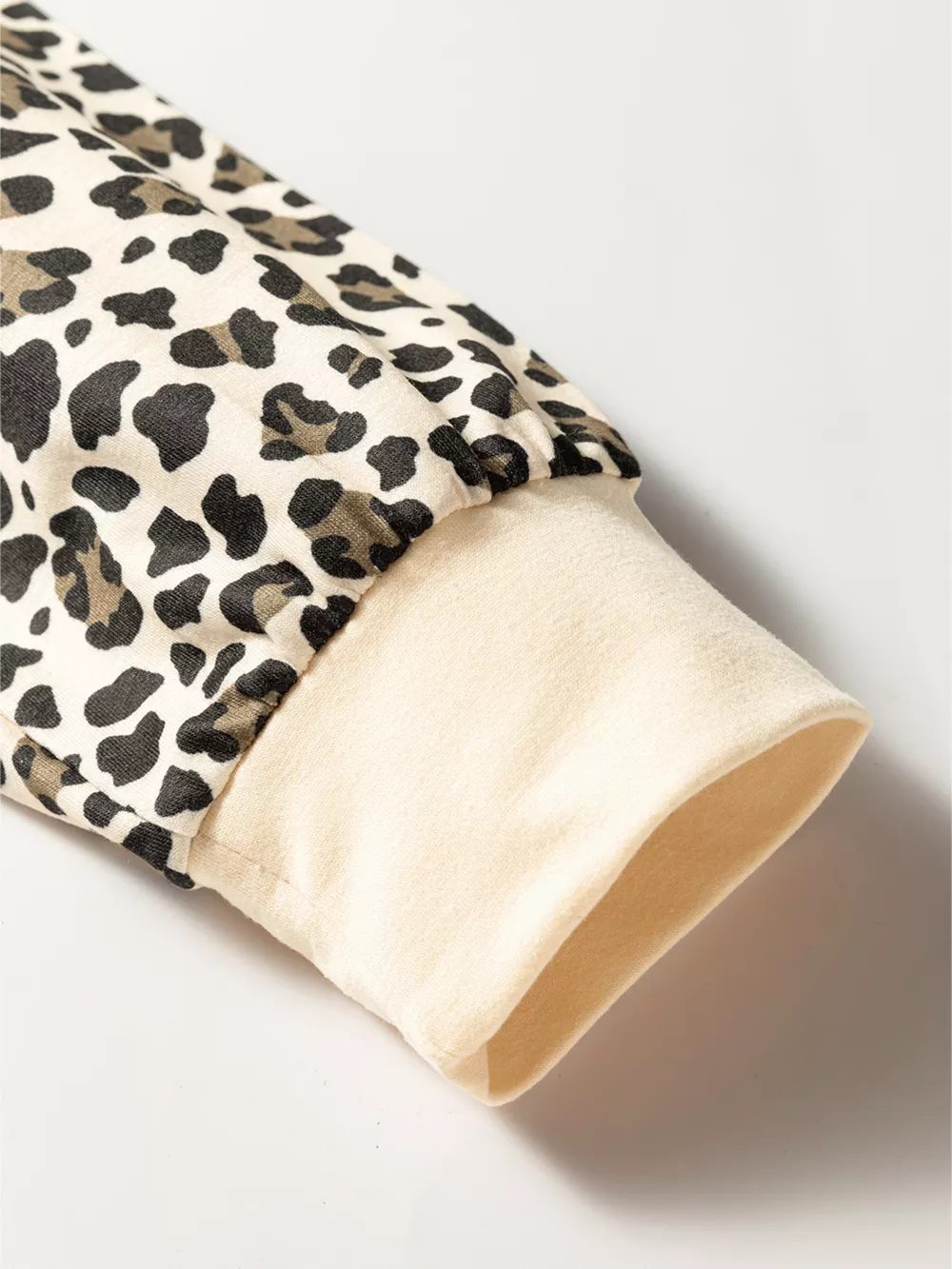 Leopard Print Contrast Trim Long Sleeve Pullover and Drawstring Shorts 2pcs Outfit, image 3