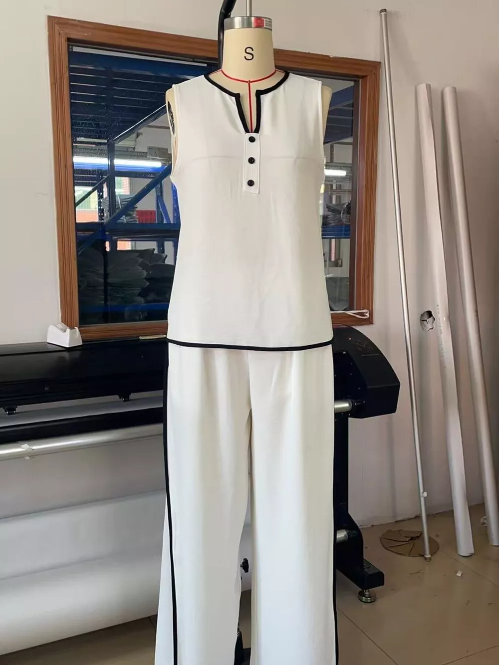 Full Size Contrast Trim Sleeveless Top and Pants Set Plus Size, image 3