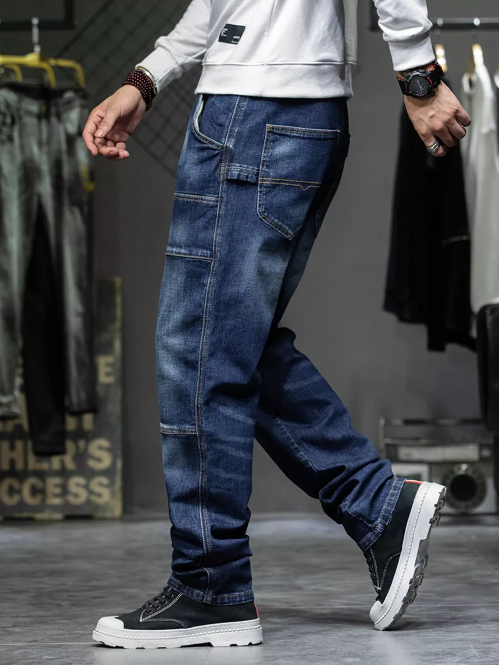 Men's Relaxed Fit Cargo Jeans, image 2