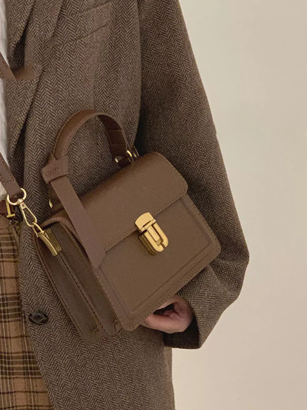 Leather Crossbody Bag with Golden Clasp, image 2