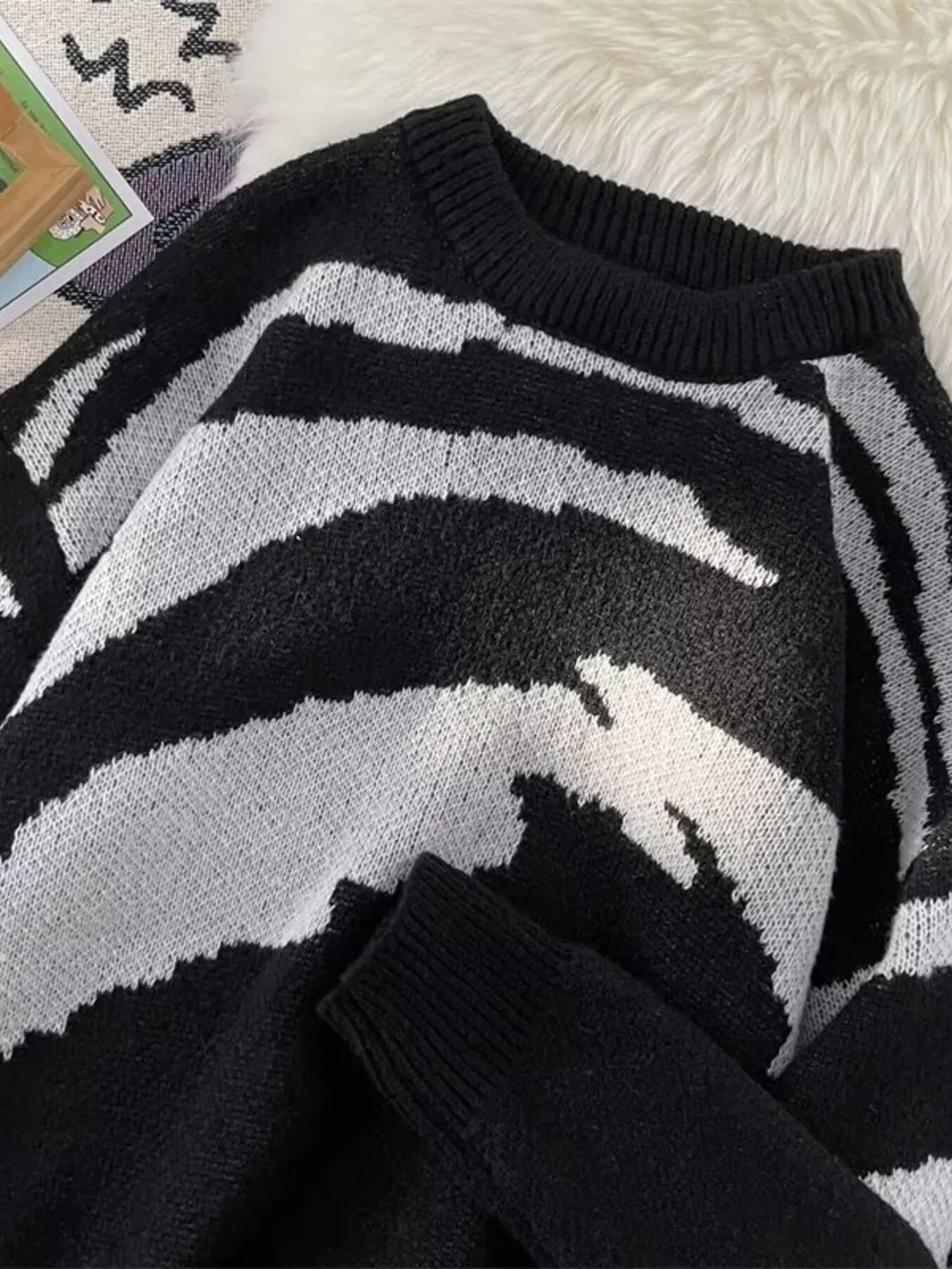 Men's Contrast Round Neck Sweater, image 3