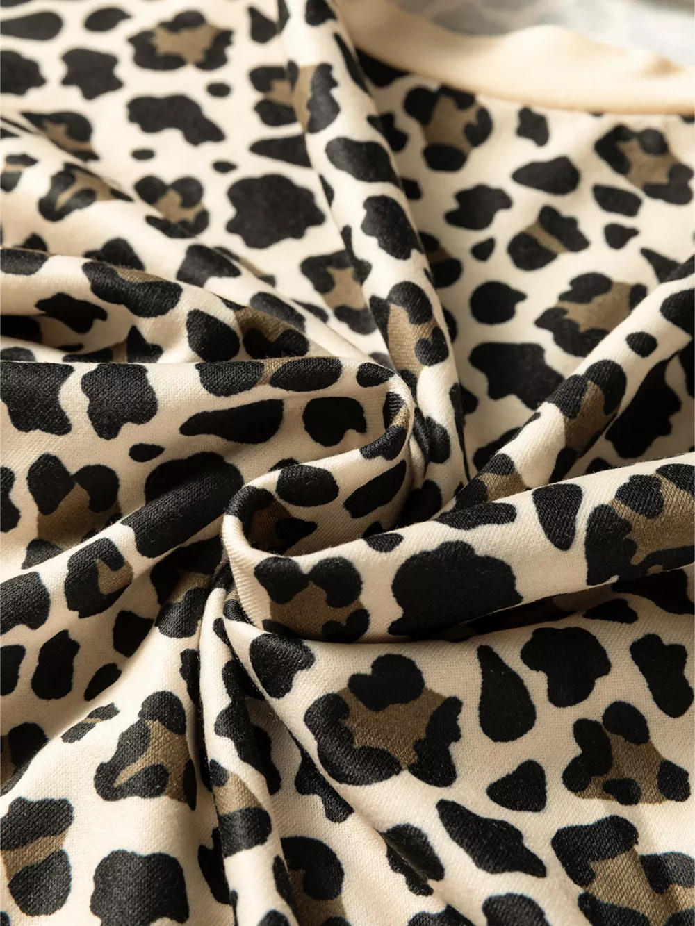 Leopard Print Contrast Trim Long Sleeve Pullover and Drawstring Shorts 2pcs Outfit, image 5