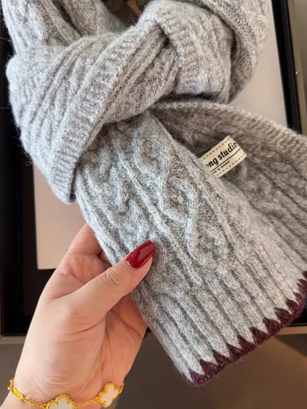 Cozy Knitted Cable-Knit Scarf with Contrast Trim, image 5