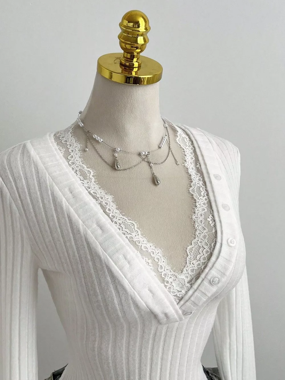 V-Neck Lace Trim Ribbed Knit T-Shirt, image 3