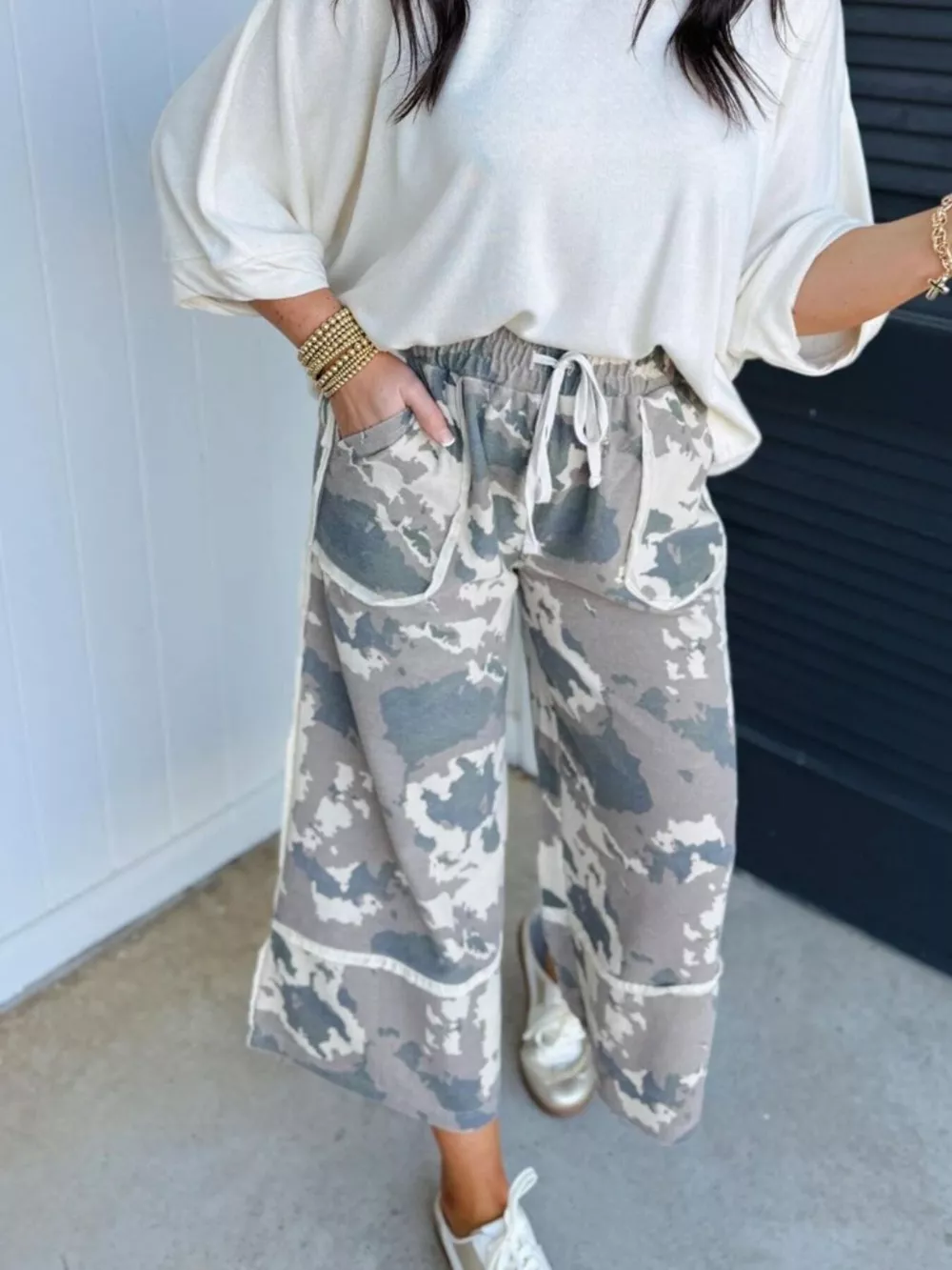 Camouflage Print Contrast Lace-up Raw Edge Pocketed Loose Pants