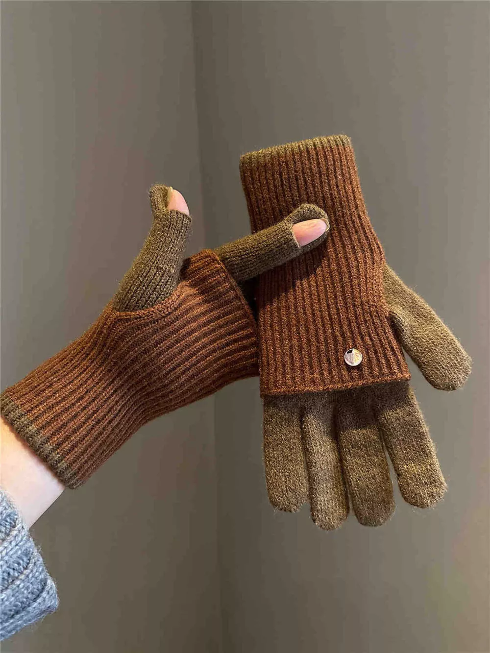 Two-Tone Knitted Gloves, image 3